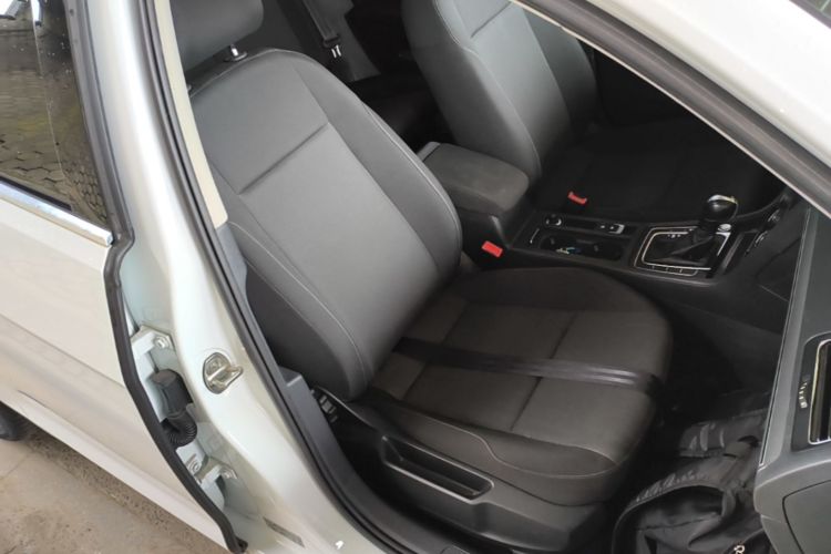 Volkswagen Golf 2020 car image #24