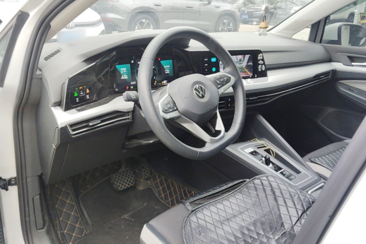 Volkswagen Golf 2023 immagine di auto #10
