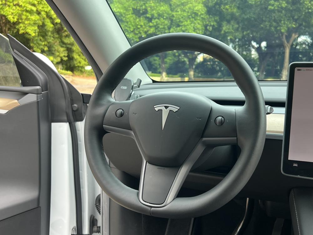 Tesla Model Y 2022 car image #17