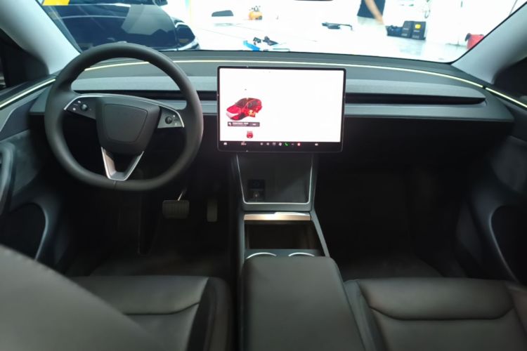 Tesla Model Y 2025 #11 Tesla Model Y 2025 car image #11