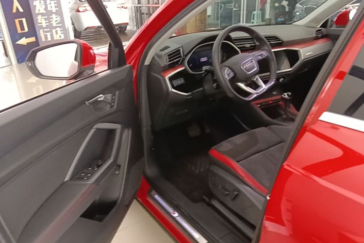 Audi Q3 2019 car image #16