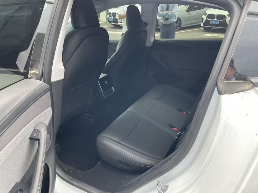 Tesla Model Y 2025 #5 Tesla Model Y 2025 car image #5