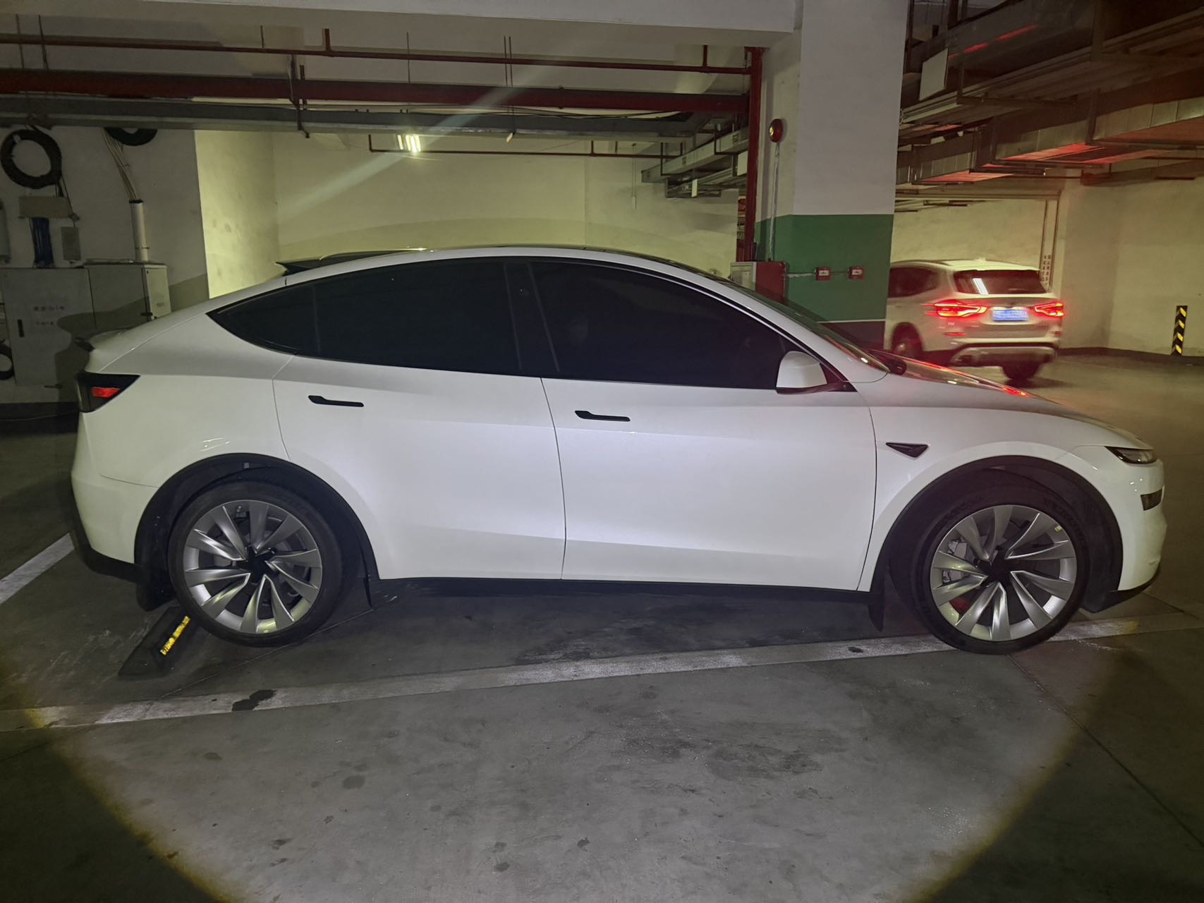 Tesla Model Y 2025 car image #8