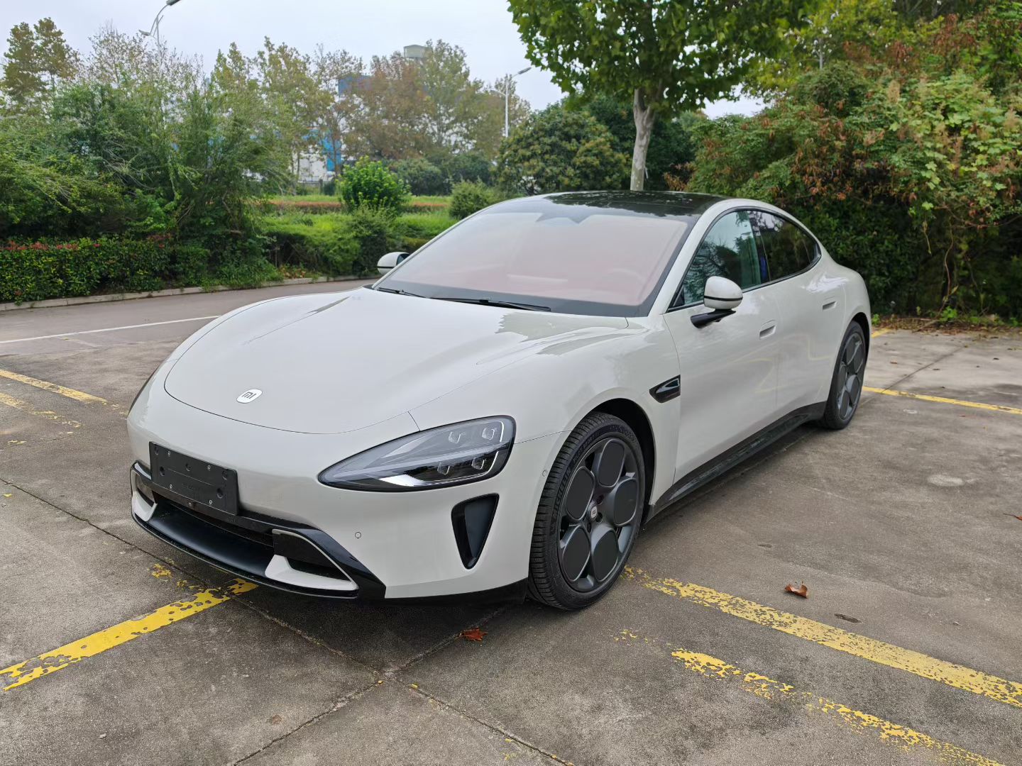 MI SU7 2025 immagine di auto 