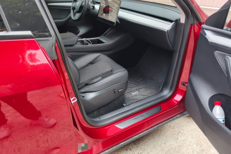 Tesla Model Y 2024 car image #21
