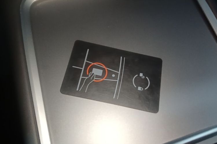 Tesla Model Y 2021 car image #9