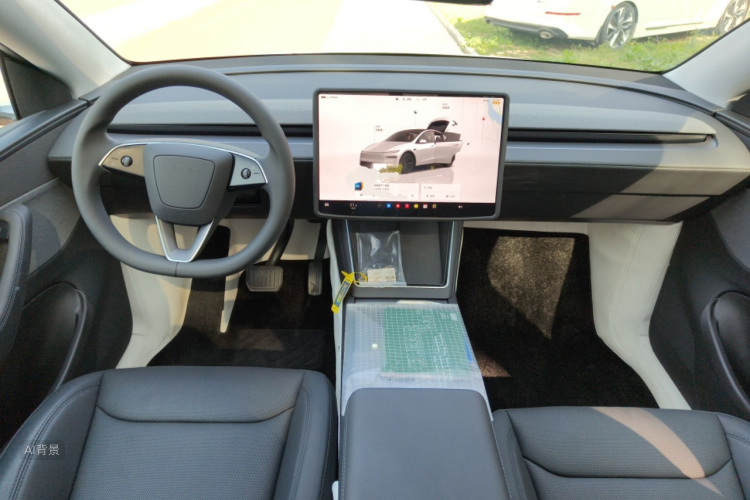 Tesla Model Y 2025 car image #11