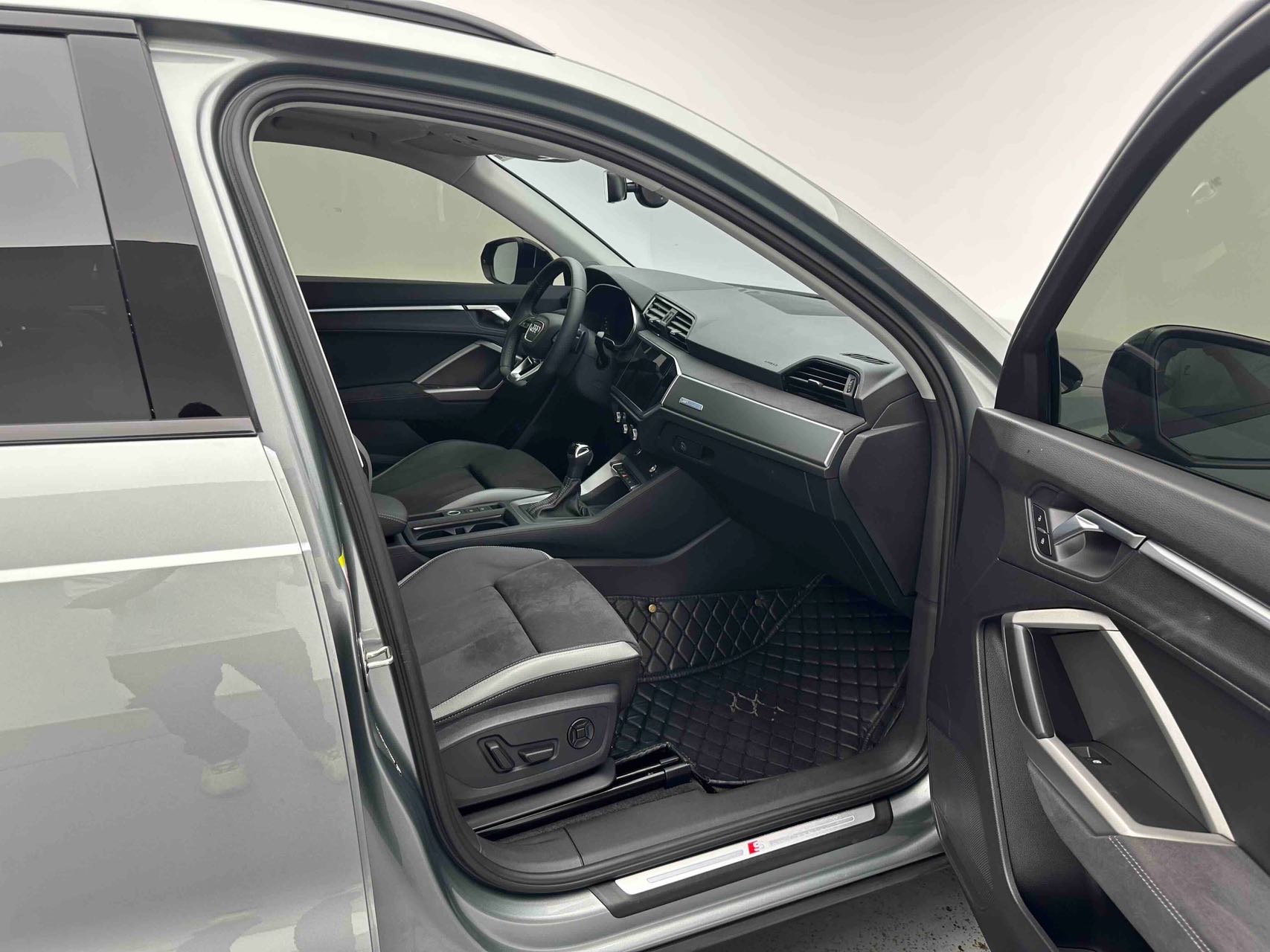 Audi Q3 2023 car image #4