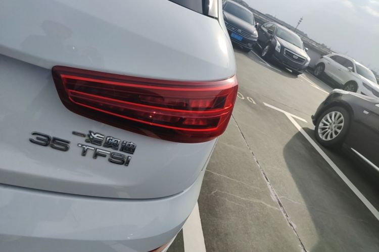 Audi Q3 2019 car image #8