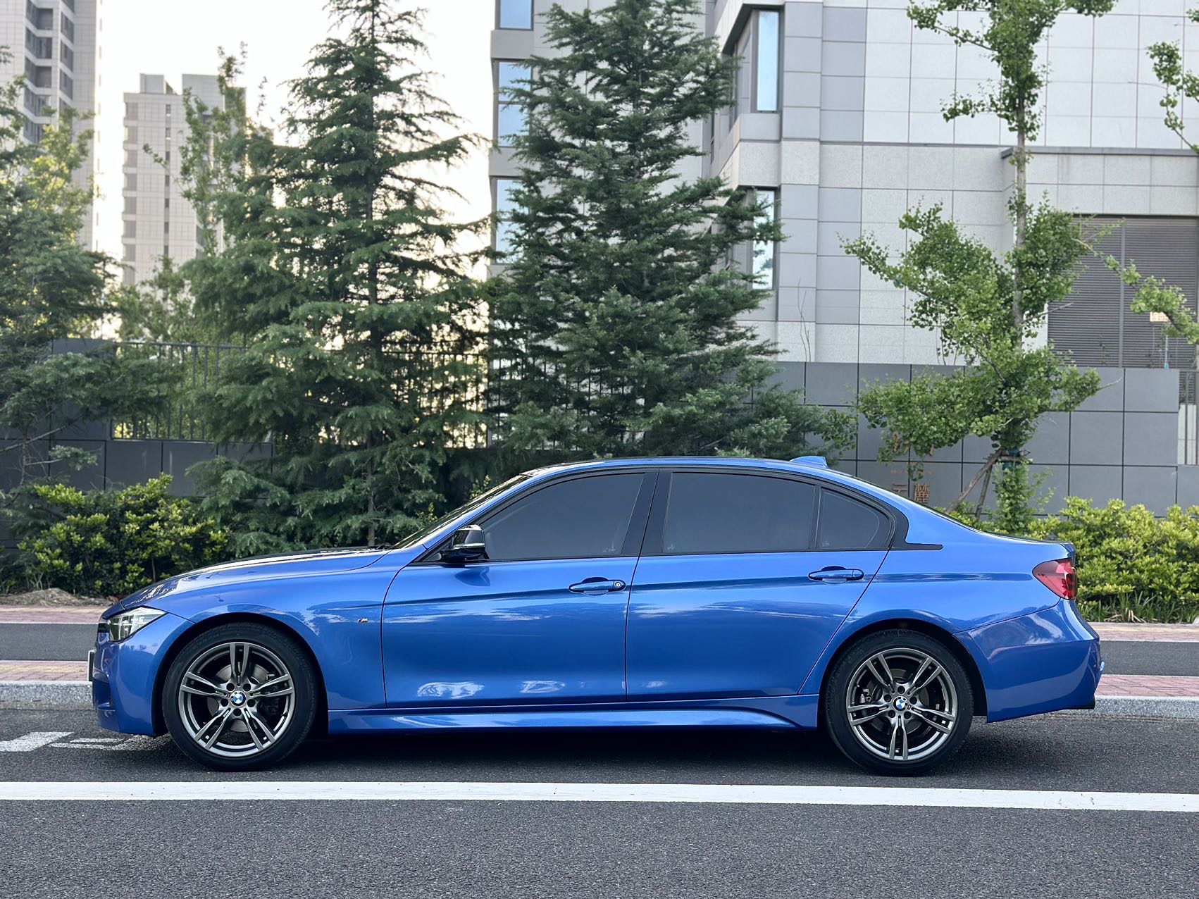 BMW 3 Series 2019 car image #2