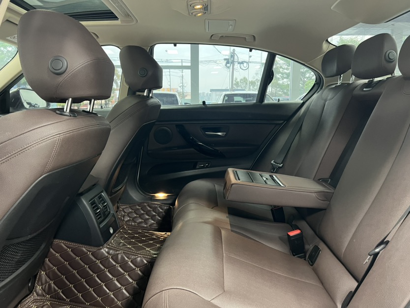 BMW 3 Series 2018 car image #5