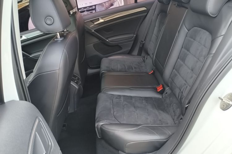 Volkswagen Golf 2018 car image #17