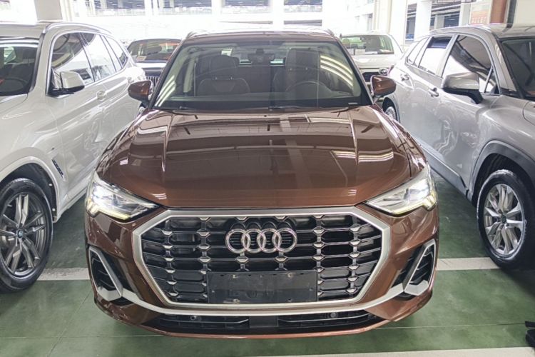 Audi Q3 2019 car image #3