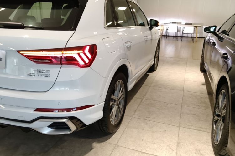 Audi Q3 2024 car image #8