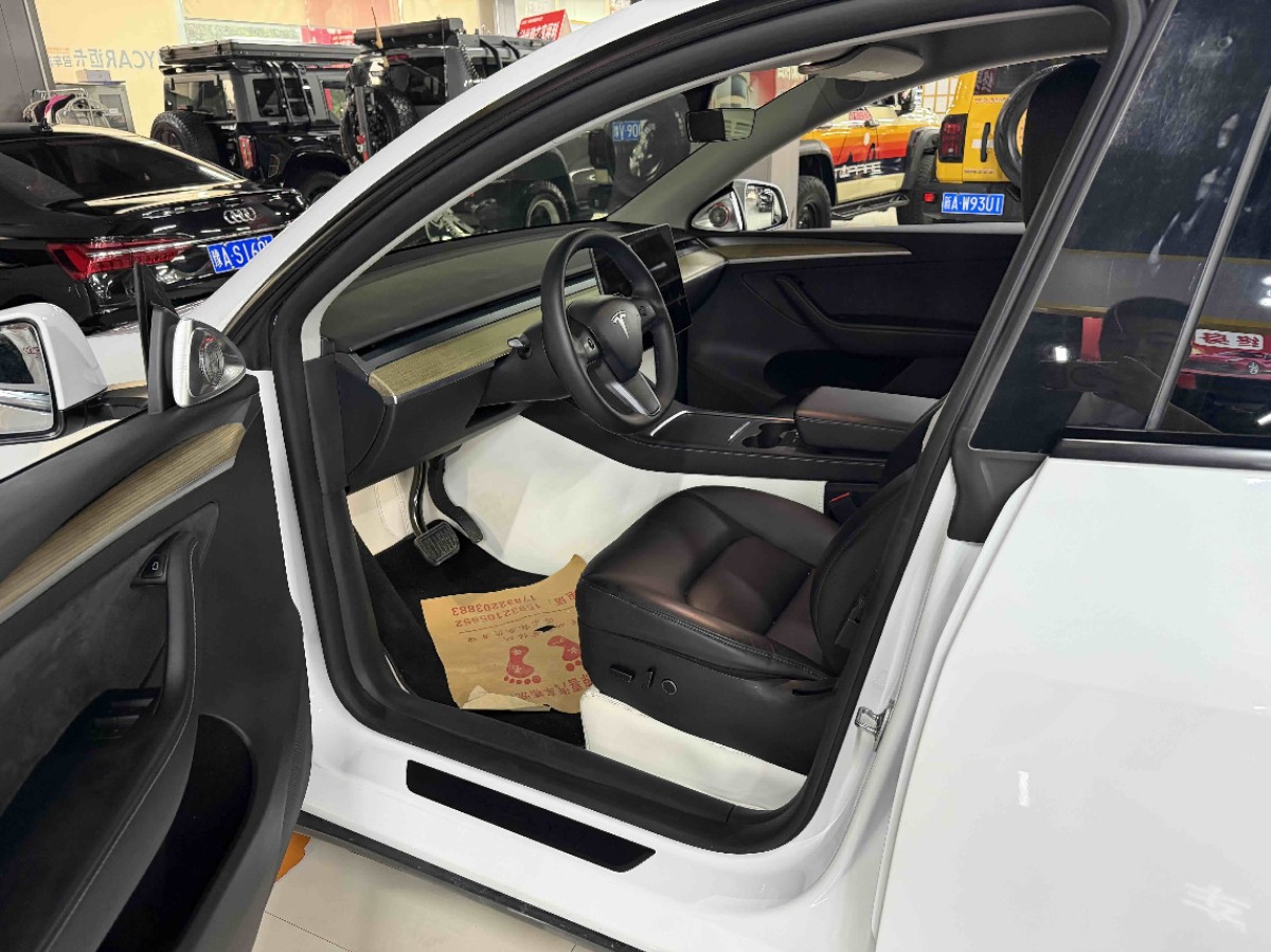 Tesla Model Y 2023 car image #2