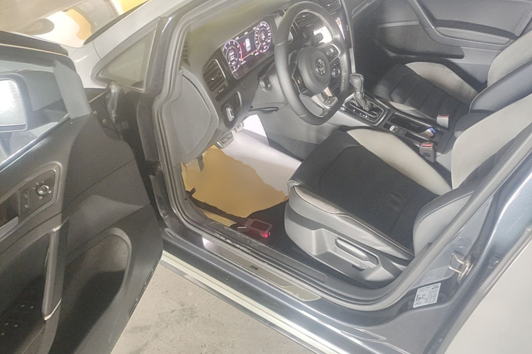 Volkswagen Golf 2020 car image #16