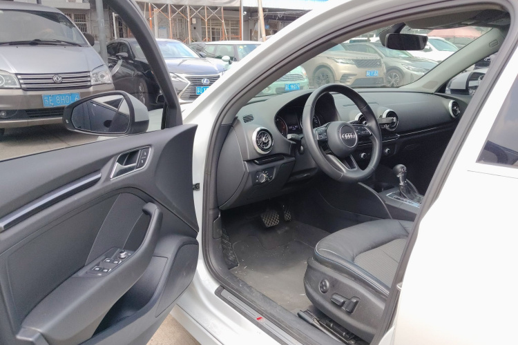Audi A3 2018 immagine di auto #16