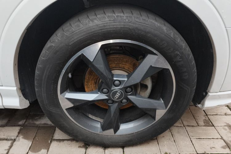 Audi Q3 2019 car image #9