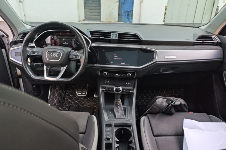 Audi Q3 2022 car image #11