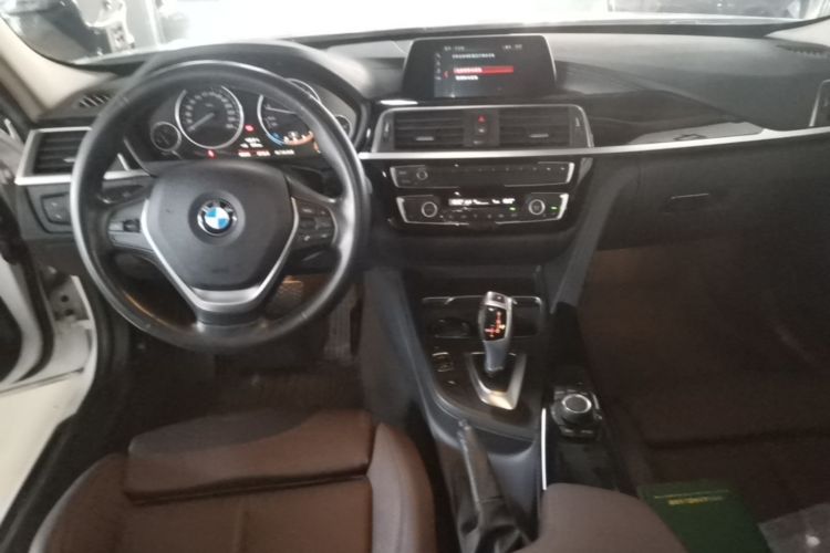 BMW 3 Series 2018 car image #11