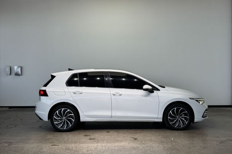Volkswagen Golf 2022 car image #5
