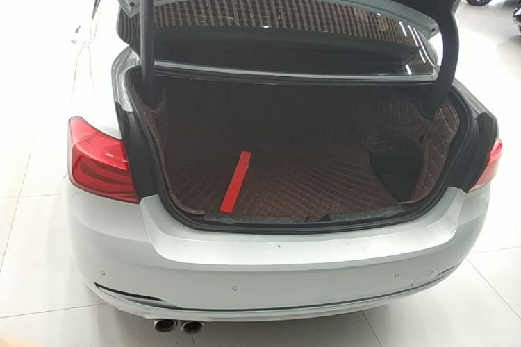 BMW 3 Series 2018 car image #21