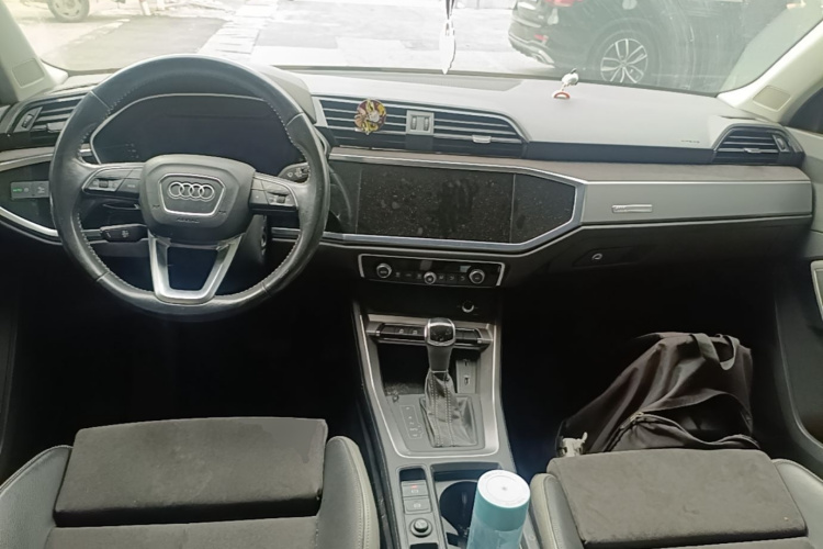 Audi Q3 2019 car image #10