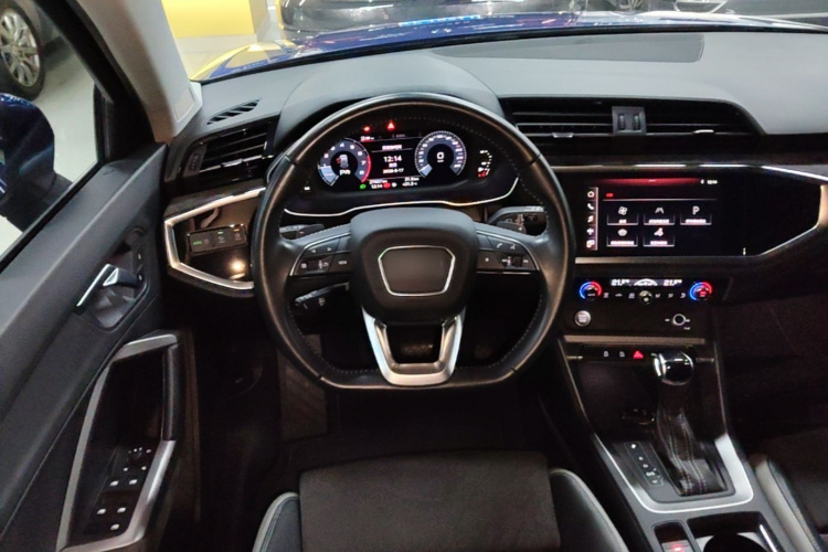 Audi Q3 2020 car image #11