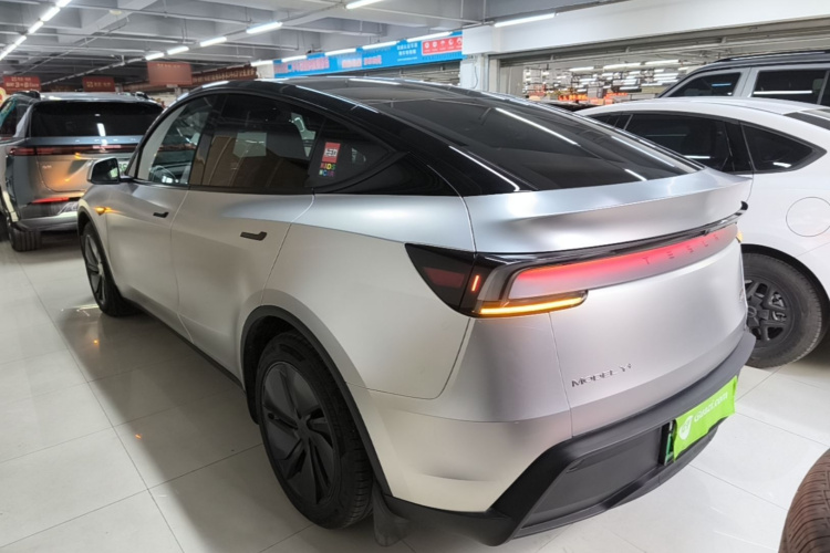 Tesla Model Y 2025 imagen de coche #7