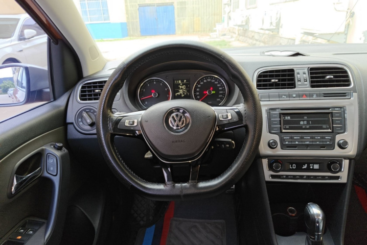 Volkswagen Polo 2016 car image #11