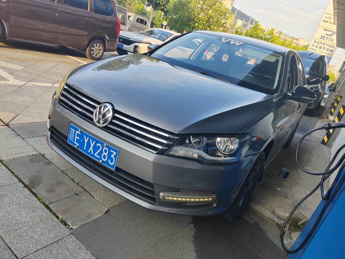 Volkswagen Bora 2013 car image 
