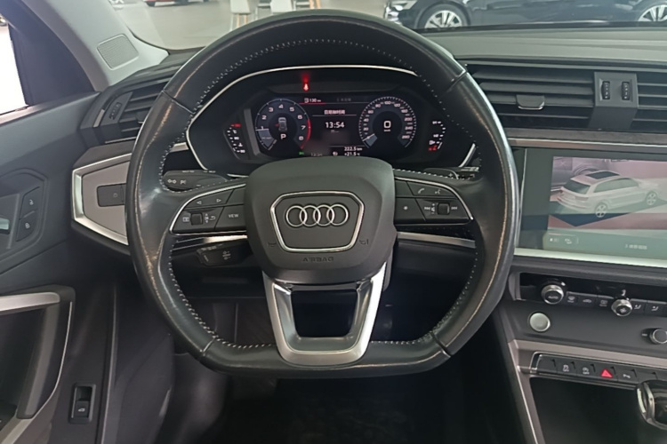 Audi Q3 2020 car image #11
