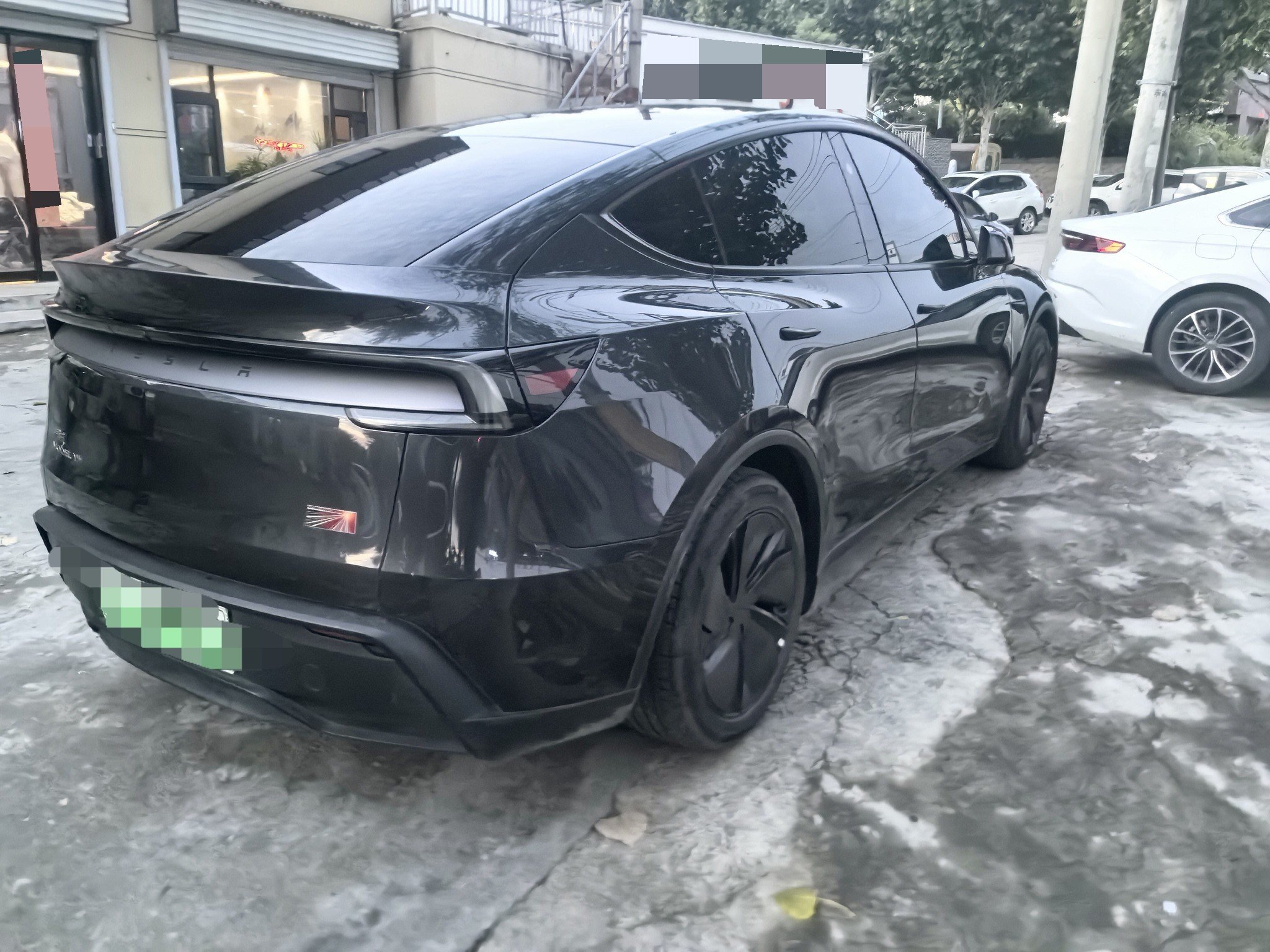 Tesla Model Y 2025 car image #5