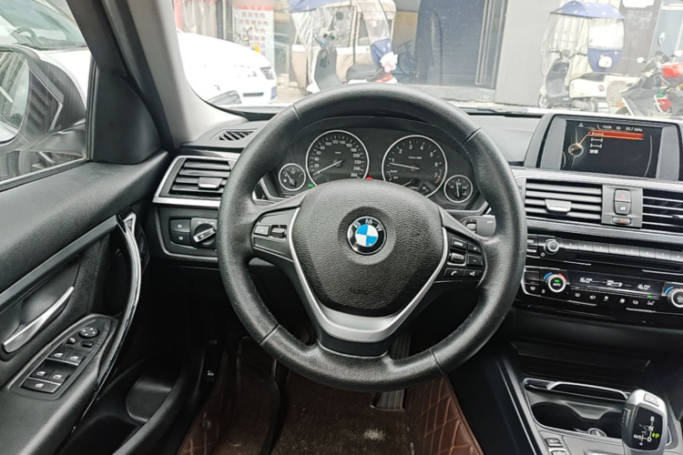 BMW 3 Series 2017 صورة سيارة #11