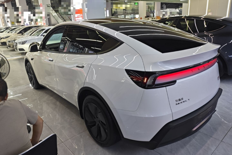 Tesla Model Y 2025 #5 Tesla Model Y 2025 immagine di auto #5