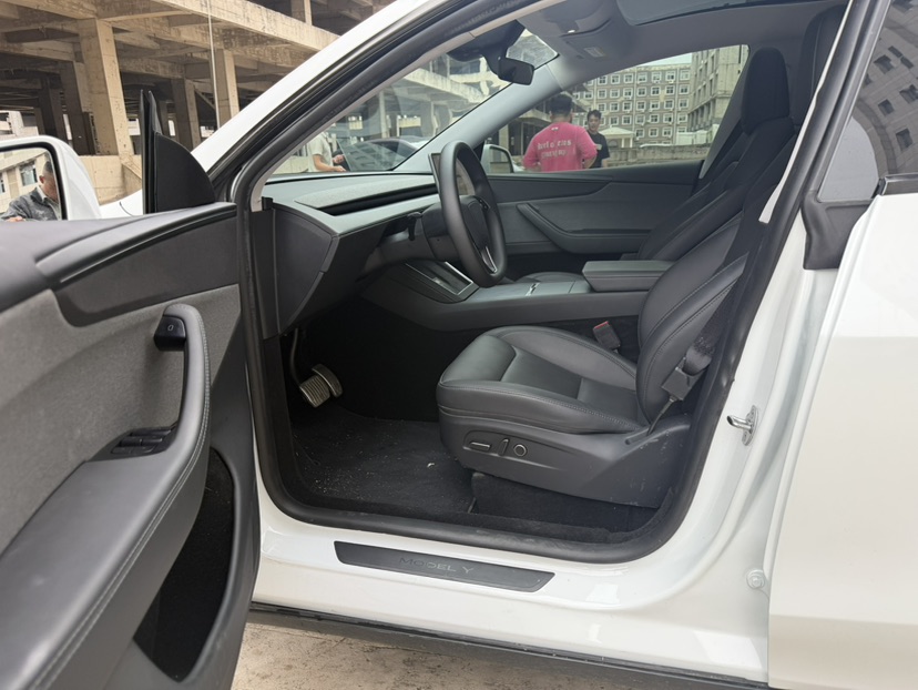 Tesla Model Y 2025 car image #7
