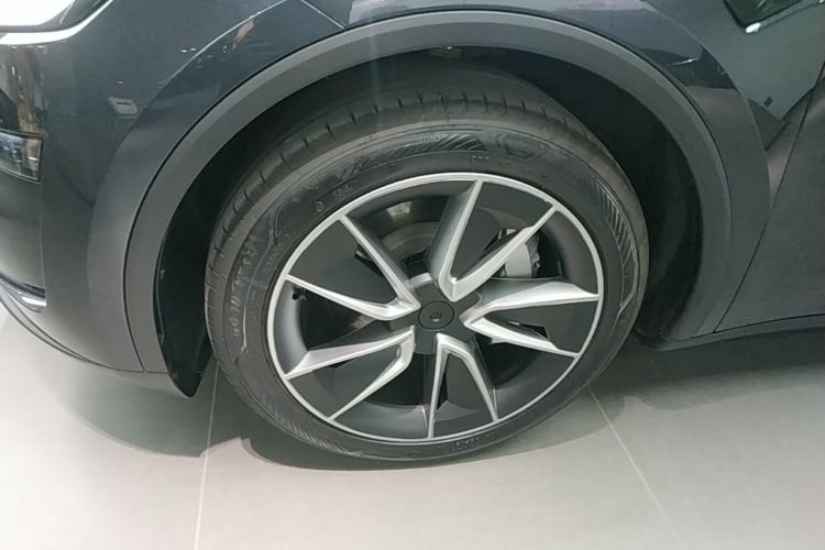 Tesla Model Y 2025 immagine di auto #9