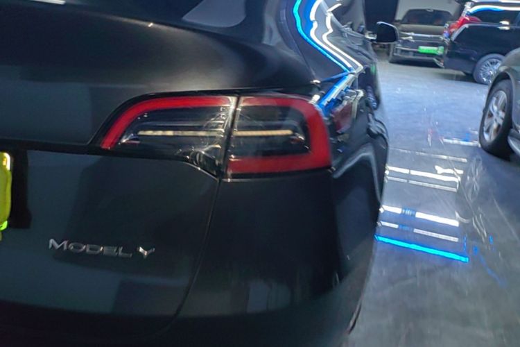 Tesla Model Y 2025 car image #8