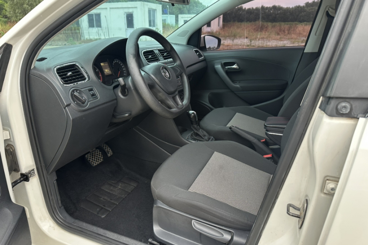 Volkswagen Polo 2016 car image #23