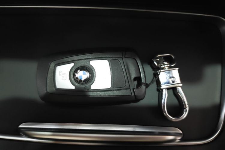 BMW 3 Series 2017 #9 BMW 3 Series 2017 car image #9