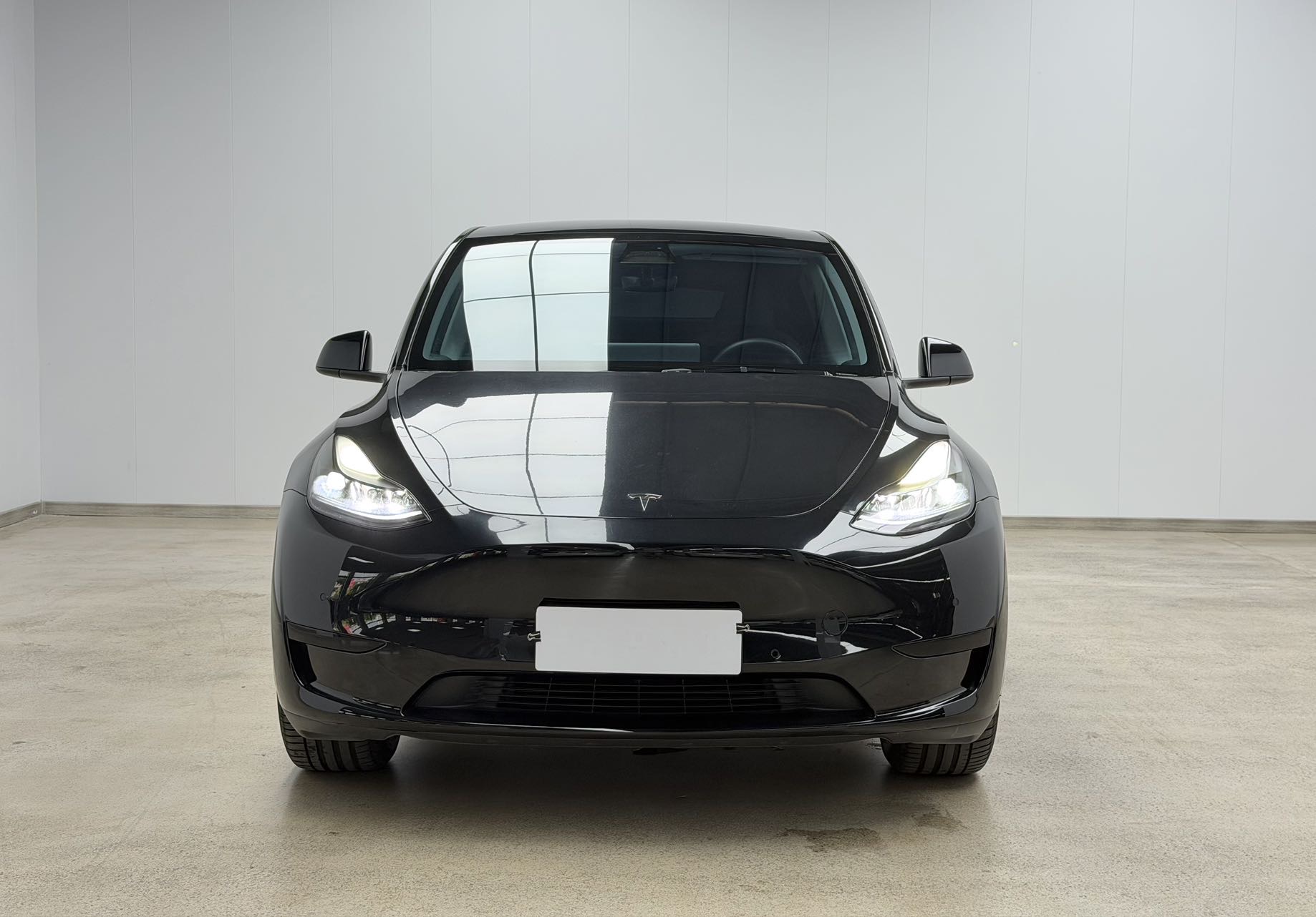 Tesla Model Y 2023 car image #2
