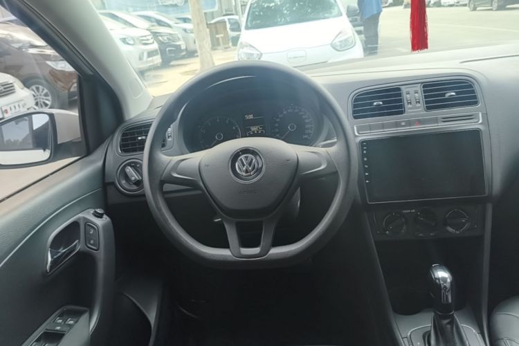 Volkswagen Polo 2016 car image #11