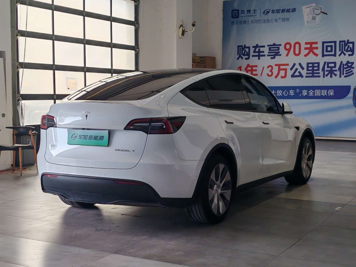 Tesla Model Y 2023 car image #9