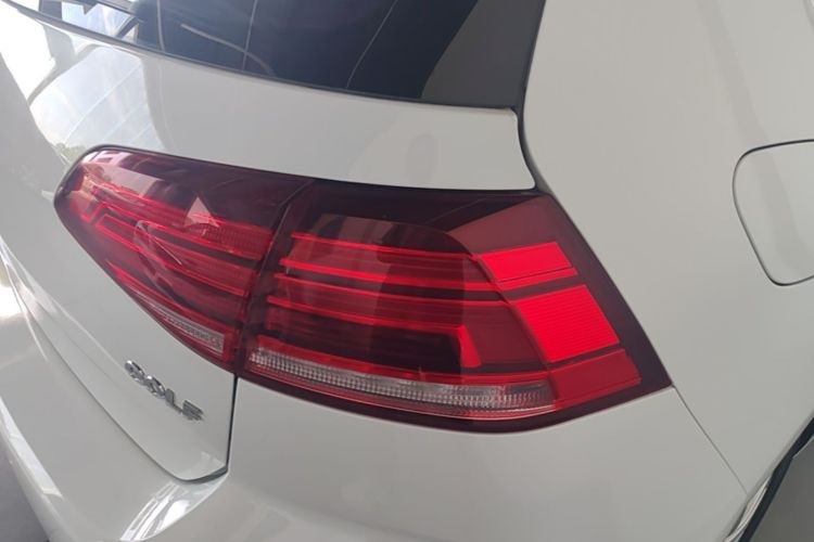Volkswagen Golf 2018 car image #8