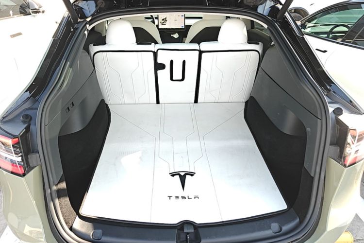 Tesla Model Y 2023 immagine di auto #19