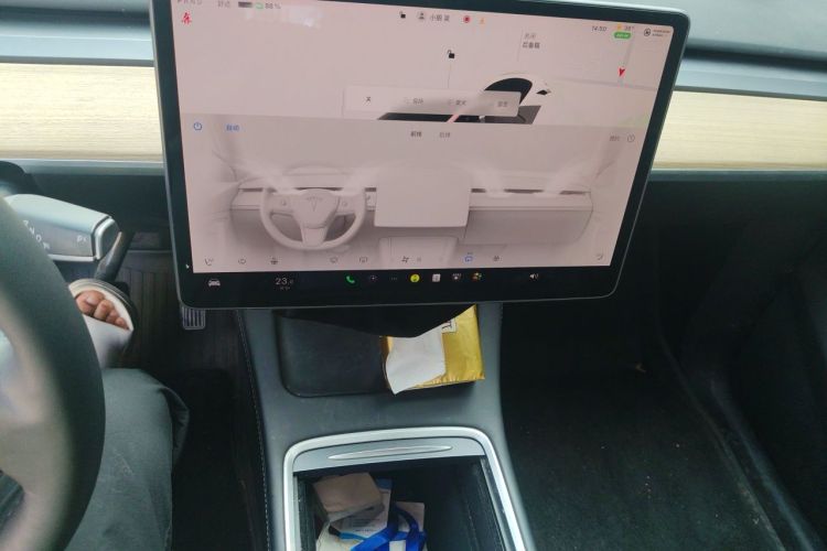 Tesla Model Y 2022 car image #13