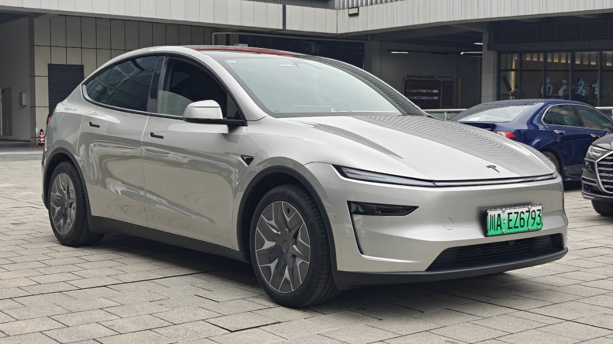 Tesla Model Y L 2026 #3 Tesla Model Y L 2026 car image #3
