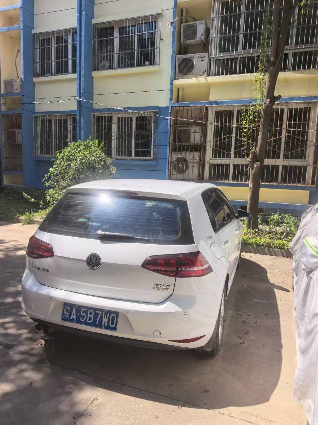 Volkswagen Golf 2018 car image #3