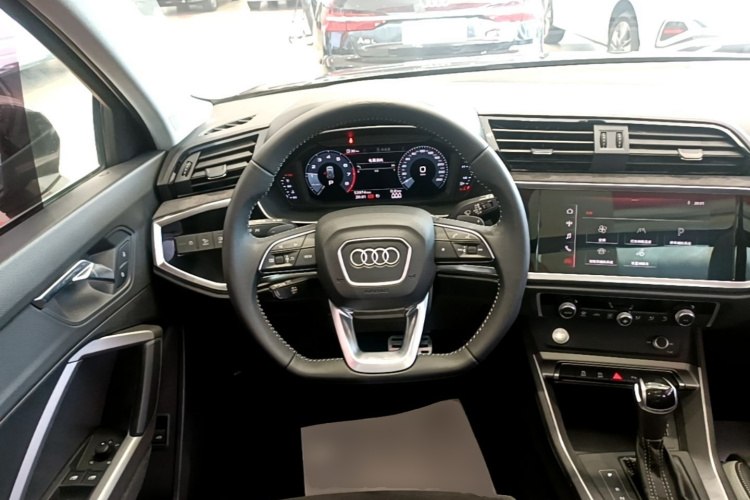 Audi Q3 2020 car image #11