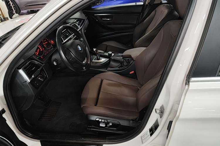 BMW 3 Series 2018 car image #15